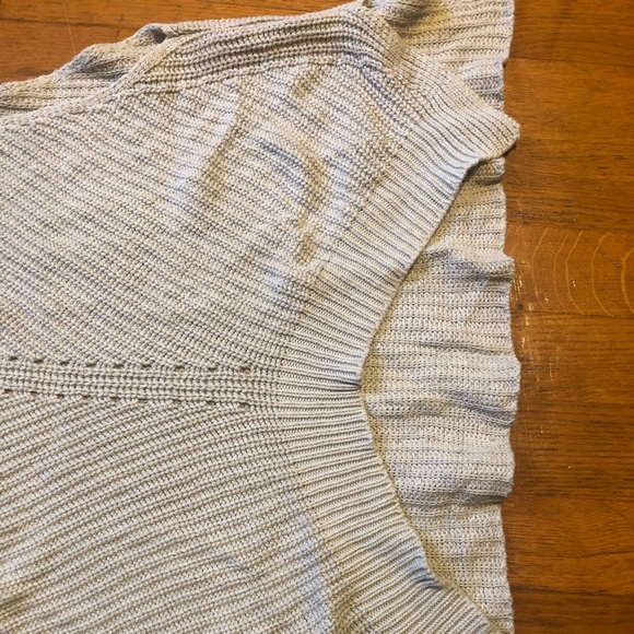 Sleeveless Lightweight Sweater - Picture 3 of 4